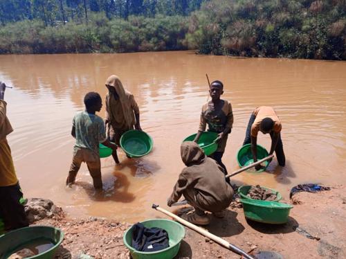 RDC : plus de 300 000 enfants travaillent dans des sites miniers artisanaux dans le Lualaba et le Haut-Katanga (UNICEF)*