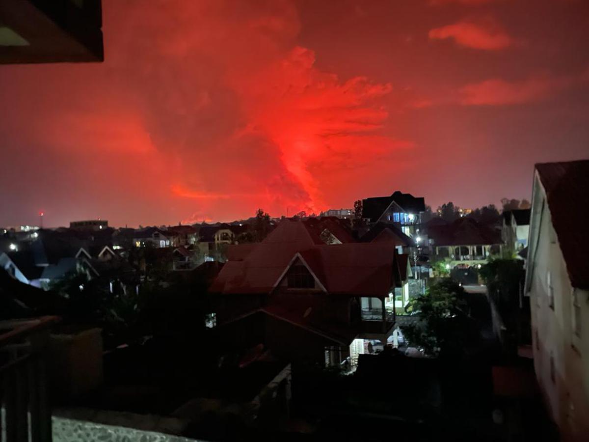 Une flamme au-dessus du volcan Nyiragongo crée la panique à Goma*