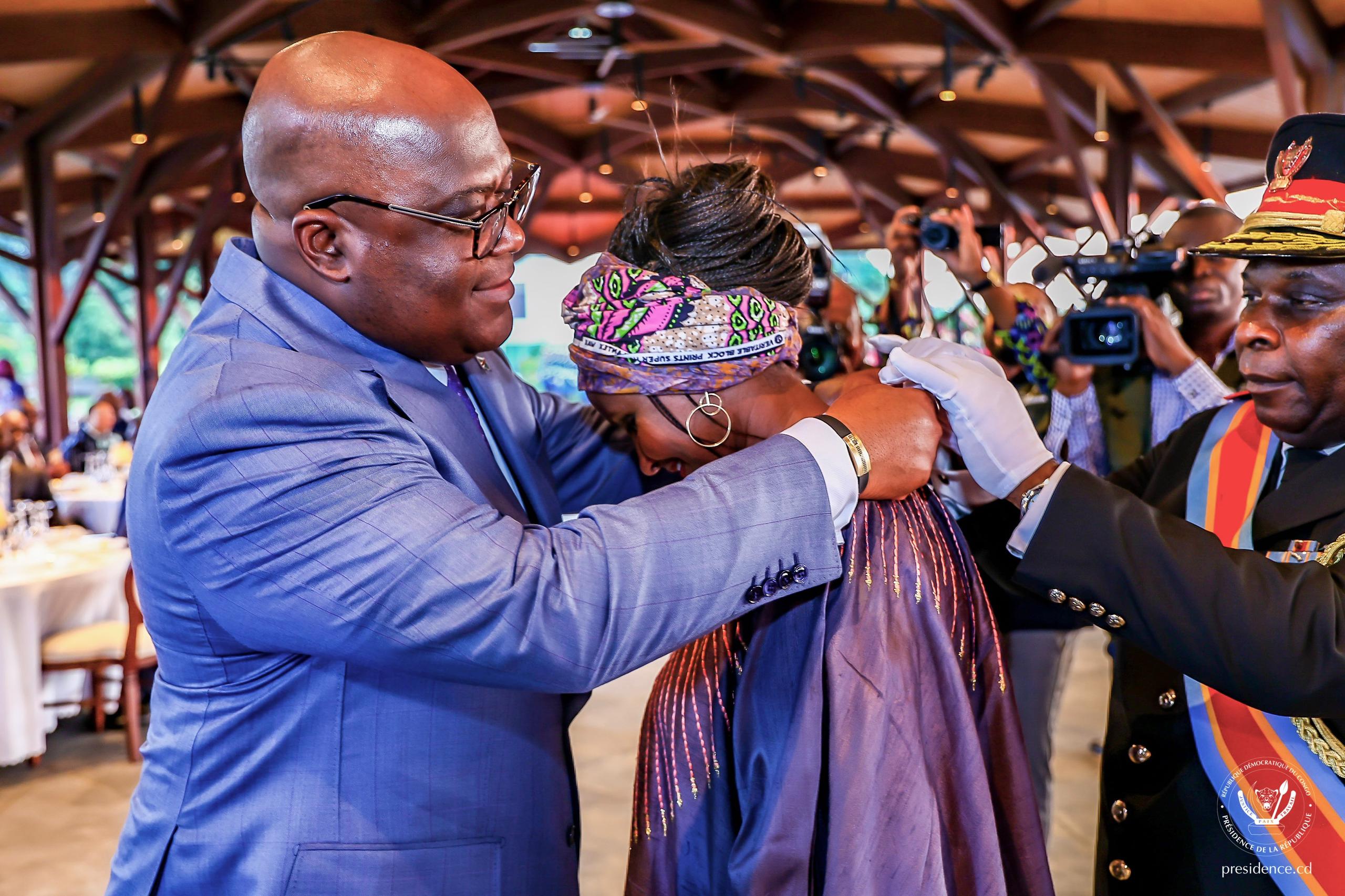 F. Tshisekedi décore Mme Safia Ibrahim‐Netter de l’AFD pour son implication dans des projets de développement en RDC